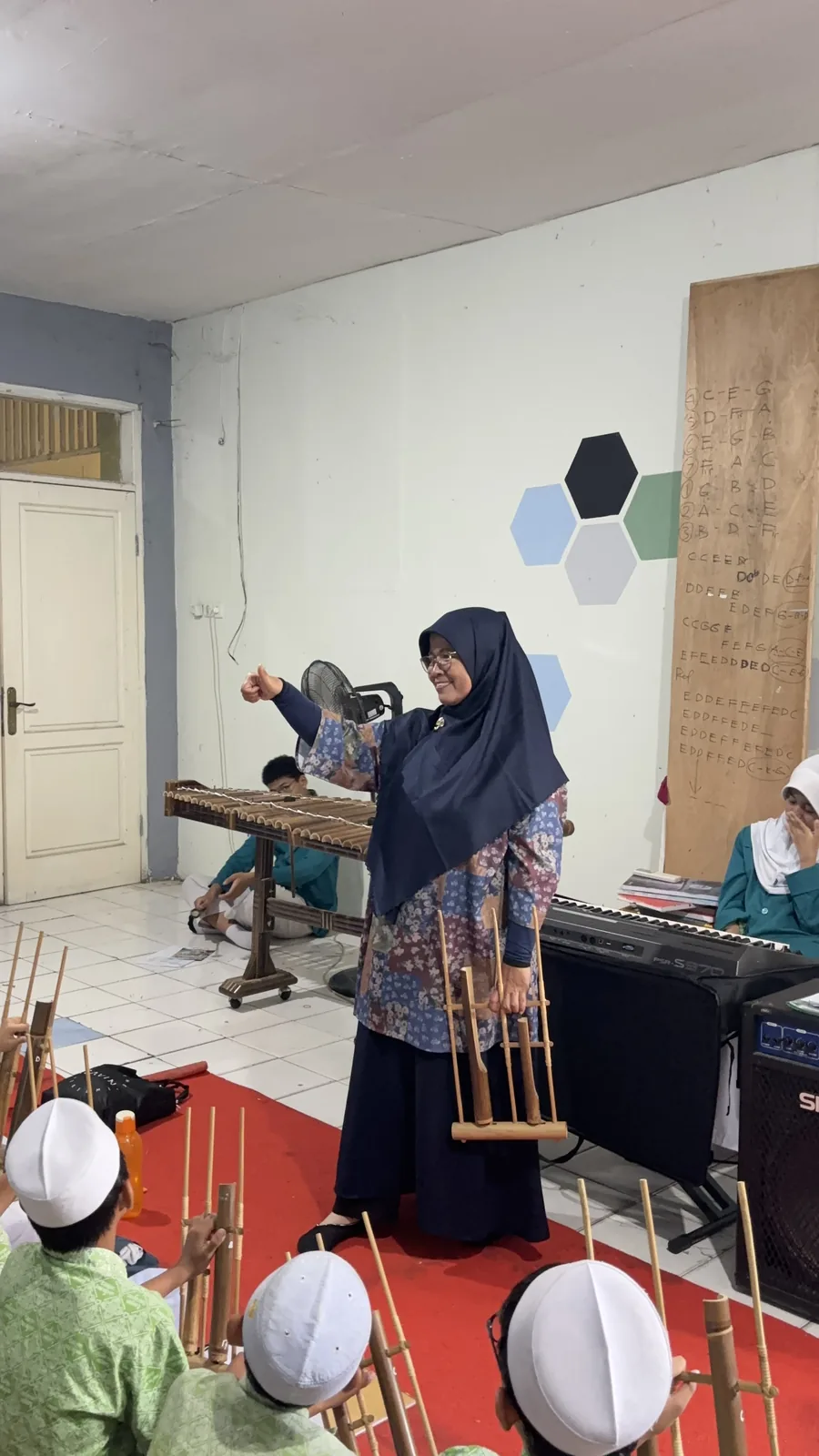 Pembina memandu latihan angklung