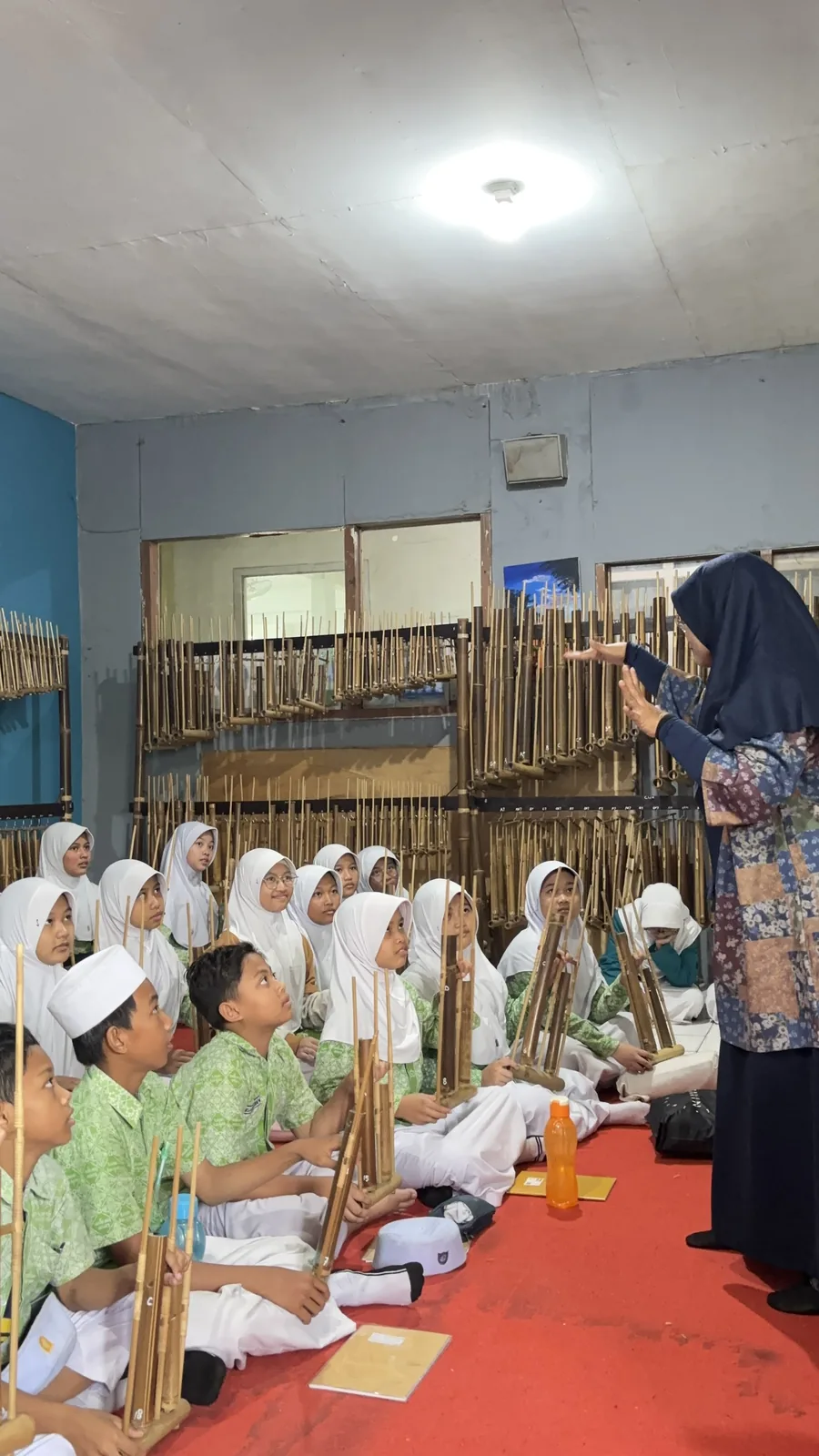 Siswa berlatih angklung bersama