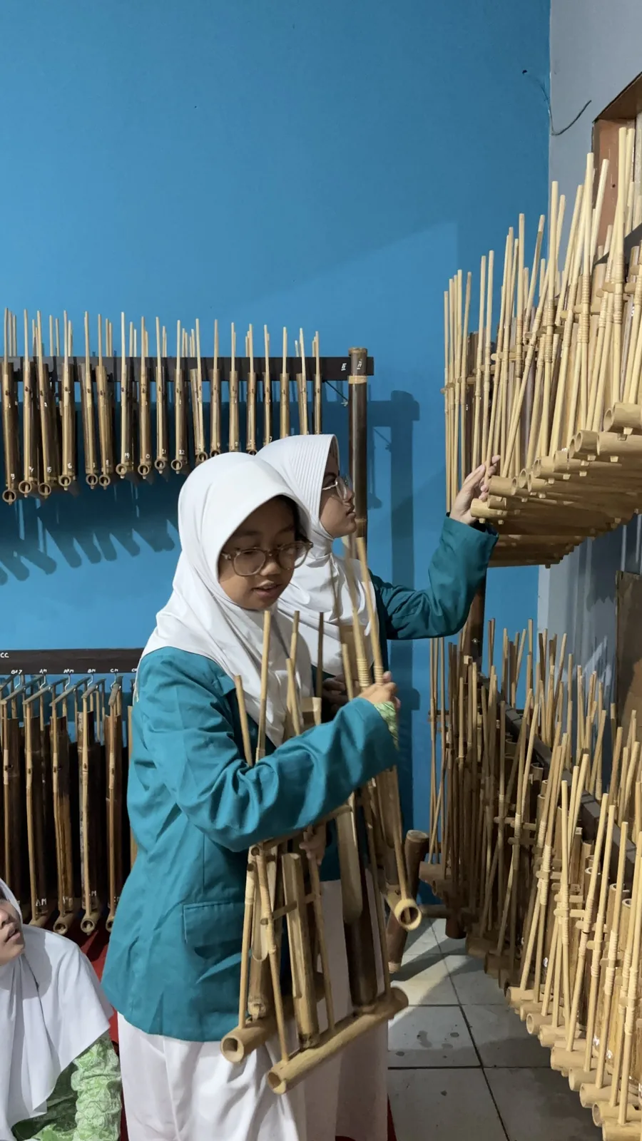 Siswa memilih angklung di ruang musik