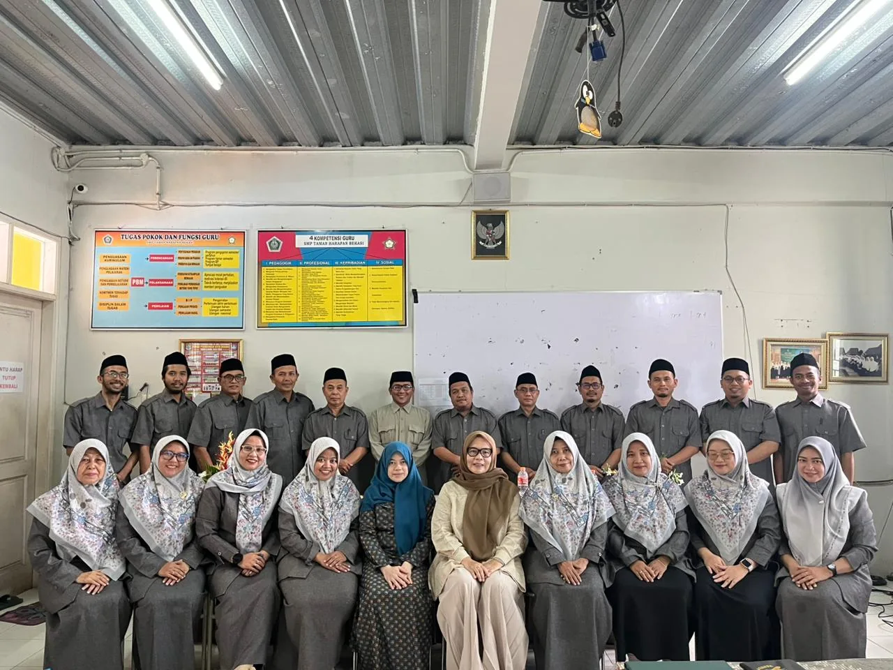 Dewan Guru, Yayasan, dan Kepala Sekolah SMP Taman Harapan