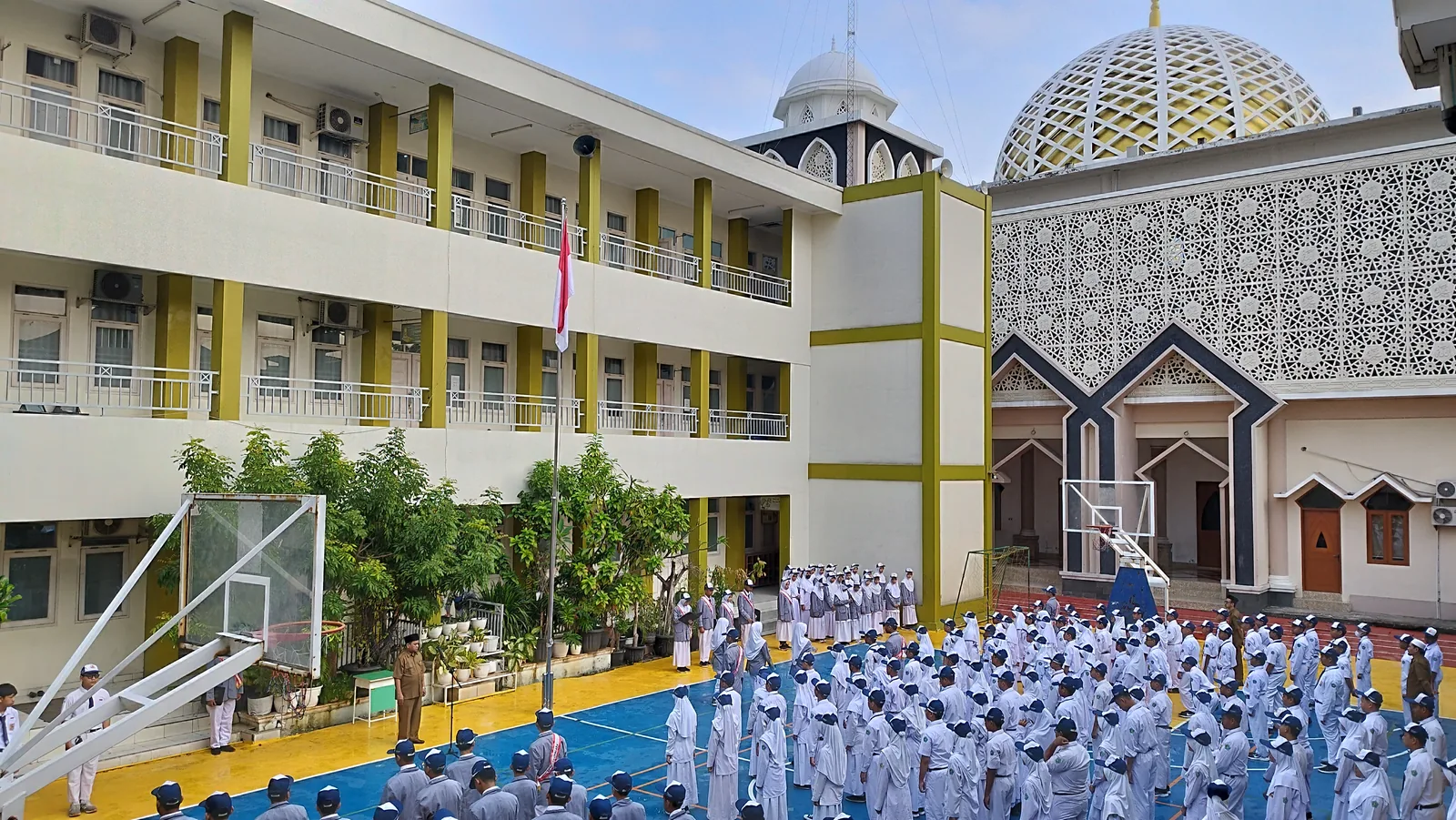 Gedung sekolah dan Masjid Baitul Jannah SMP Taman Harapan